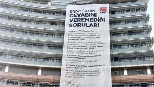 Erdoğan’ın cevap veremediği 10 soru CHP Genel Merkezi’ne asıldı!