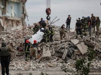 Rus bombardımanında yıkılan apartmanda ölü sayısı artıyor