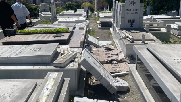 Beyoğlu'ndaki Yahudi mezarlığında vandalizm: 36 mezar taşı hasar gördü