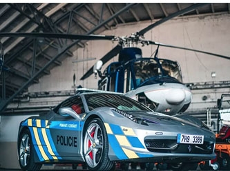 Çekya polisi el koyduğu Ferrari’yi polis aracı yaptı