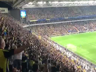 Dinamo Kiev'in golü sonrası Fenerbahçe taraftarından 