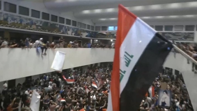 Irak'ta Sadr yanlıları Meclisi bastı
