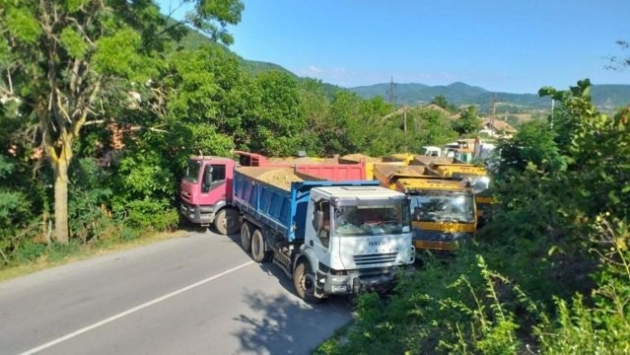 Sırbistan-Kosova sınırına kurulan barikatlar kaldırıldı