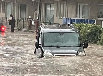 Bursa’yı sağanak yağış vurdu: Sel suları arabaları yuttu