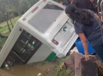 Minibüs su kanalına düştü... İşte kaza anı