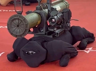 Putin'in yeni silahı fuarda ninja kıyafeti giydi