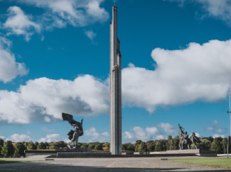 Letonya, Sovyetler'den kalma 80 metrelik dev anıtı yıktı