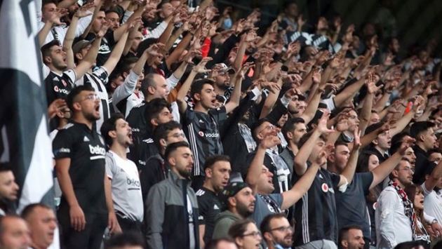 Beşiktaş tribününden 'Türkiye laiktir, laik kalacak' tezahüratları