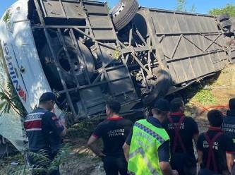 Çanakkale'de feci kaza: Tur otobüsü devrildi, ölü ve yaralılar var