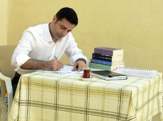 Demirtaş, Öcalan'ı işaret etti