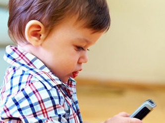 Cep telefonlarının yaydığı mavi ışık çocukları erken ergenliğe sokabilir