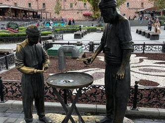 Eminönü'nde simitçi heykeli'ndeki simitleri çaldılar