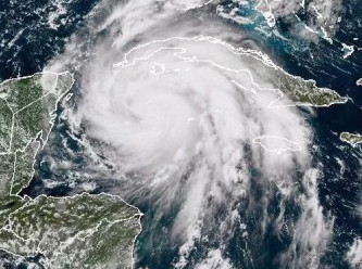 Kasırga: Küba karanlığa gömüldü, Florida alarmda