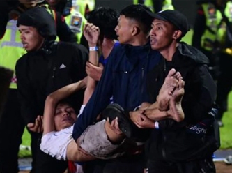 Futbolda facia: Polis biber gazı kullandı, 129 kişi ezilerek can verdi
