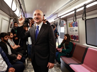 Bakan Karaismailoğlu, boş metroda ayakta gitti