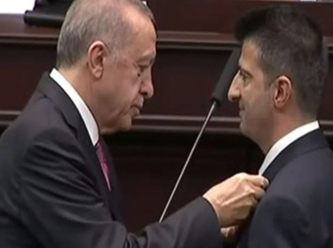 AKP'ye geçen Çelebi'ye rozetini Erdoğan taktı