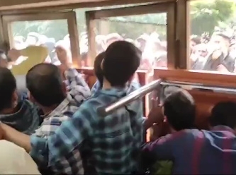 İran'da öğrenciler Devrim Muhafızları'nın tehtidine buyun eğmedi