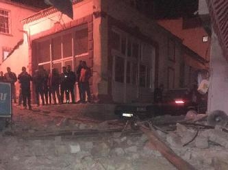 İzmir'de korkutan deprem, caminin minaresi yıkıldı