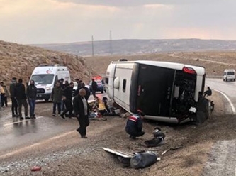 Göçmenleri taşıyan otobüs devrildi: 3 ölü, 27 yaralı