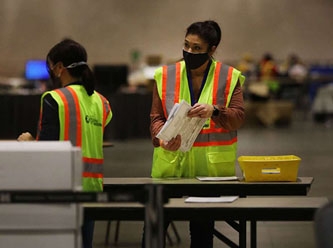 ABD ara seçimlerinde oy sayımı sürüyor: Kritik eşik