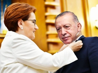 Akşener, Erdoğan'a İYİ Parti rozeti taktı