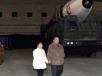 Kim Jong-un, füze denemesinde ilk kez kızıyla görüntülendi