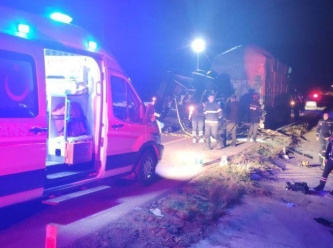 Tiyatrocuları taşıyan minibüs kaza yaptı: 3 kişi öldü