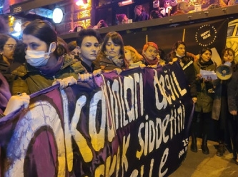 Taksim'de 200 kadın gözaltına alındı