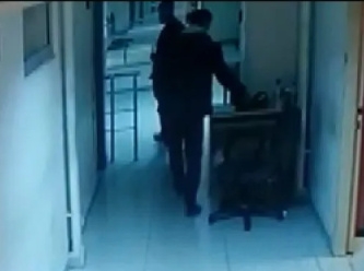 Serbest bırakılan hırsızlar adliye polisinin çantasını çaldı