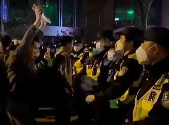 Çin Covid-19 protestolarını polis zoru ile bastırdı