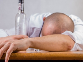 Alkol tüketimi vücuda nasıl zarar veriyor, hangi organları etkiliyor?