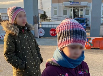 KHK’lı anne babaları gözaltına alındı, iki küçük çocuk karakolun önünde bekliyor