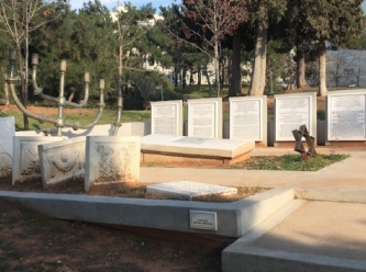 Selanik'teki Yahudi anıtına, gamalı haçlı saldırı