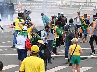 Brezilya'da Bolsonaro taraftarları Kongre ve Başkanlık Sarayı'nı bastı