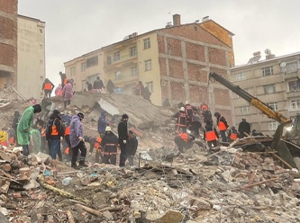 Kurtarma çalışması yapan ekipler ikinci depremde enkazın altında kaldı