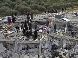 Suriyeliler depremin ardından ülkelerine yeterince yardım gönderilmemesinden şikayetçi