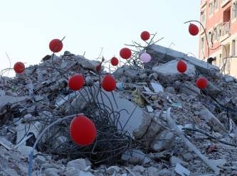 Depremde ölen çocuklar anaokulu enkazına asılan balonlarla anıldı