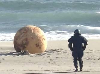 Japonya'da sahile vuran gizemli dev küre Godzilla yumurtası mı casus balon mu?