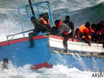 Göçmen teknesi parçalanarak battı: En az 40 can kaybı var