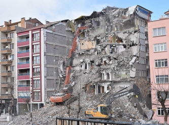 Malatya'daki depremde yine binalar çöktü, ölü ve yaralılar var