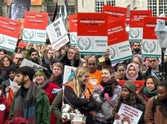 Amsterdam’da, Türkiye’de hapisteki 13 bin kadına destek eylemi