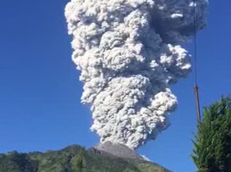Endonezya’da yanardağ patladı.