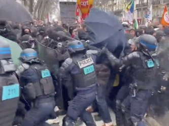 Fransa'daki gösterilere şiddet bulaştı: 172 gözaltı