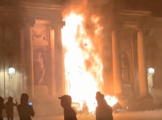 Fransız göstericiler belediye binasını ateşe verdi