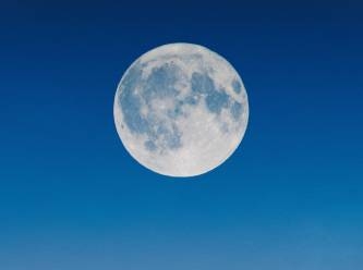 Bilim insanları, Ay yüzeyinde trilyonlarca ton su tespit etti