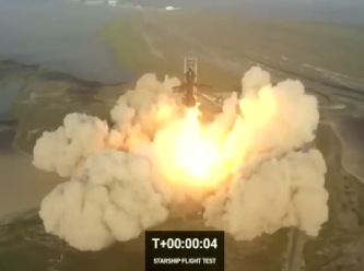 Elon Musk'ın Starship'i taşıyan dev roketi, ilk test uçuşunda patladı