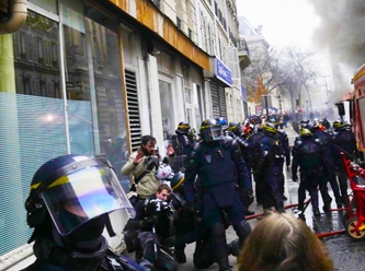 Fransa'da protestolar büyüyor: 200 sivil 406 polis yaralandı