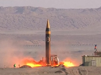 İran, 2 bin km menzille balistik füze denemesi yaptı