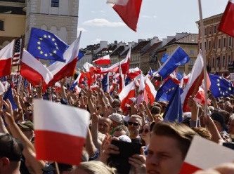 Polonya'da seçim öncesi dev protesto gösterisi