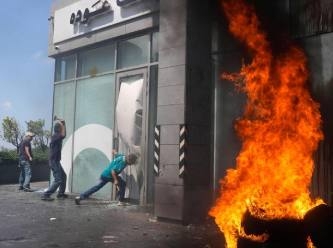 Lübnan’da dövizlerine el konan vatandaşlar bankaları yaktı